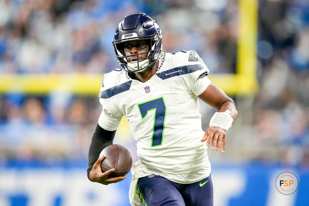 DETROIT, MICHIGAN - OCTOBER 02: Geno Smith #7 of the Seattle Seahawks runs the ball against the Detroit Lions at Ford Field on October 2, 2022 in Detroit, Michigan. (Photo by Nic Antaya/Getty Images)