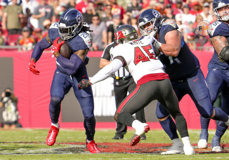 TAMPA, FL - NOVEMBER 12 : Tennessee Titans running back Derrick Henry (22) runs the ball during the NFL Football match between the Tampa Bay Bucs and Tennessee Titans on November 12, 2023, at Raymond James Stadium in Tampa, FL. (Photo by Andrew Bershaw/Icon Sportswire)
