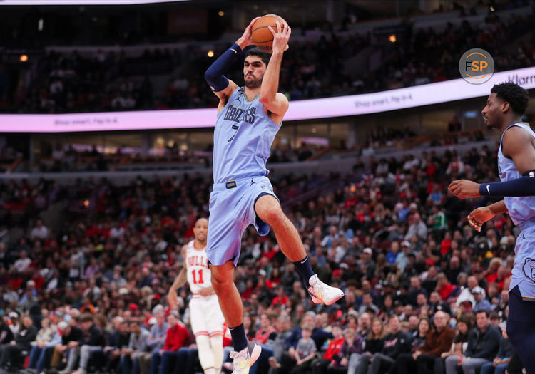 CHICAGO, IL - APRIL 02: Memphis Grizzlies forward Santi Aldama (7) grabs the rebound during a NBA game between the Memphis Grizzlies and the Chicago Bulls on April 2, 2023 at the United Center in Chicago, IL. (Photo by Melissa Tamez/Icon Sportswire)