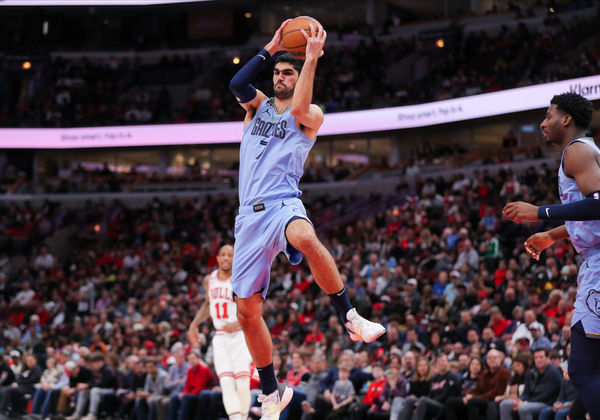 CHICAGO, IL - APRIL 02: Memphis Grizzlies forward Santi Aldama (7) grabs the rebound during a NBA game between the Memphis Grizzlies and the Chicago Bulls on April 2, 2023 at the United Center in Chicago, IL. (Photo by Melissa Tamez/Icon Sportswire)