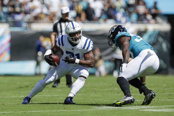 JACKSONVILLE, FL - OCTOBER 15: Indianapolis Colts running back Zack Moss (21) runs with the ball during the game between the against the Indianapolis Colts and theJacksonville Jaguars on October 15, 2023 at Ever bank Stadium in Jacksonville, Florida. (Photo by David Rosenblum/Icon Sportswire)