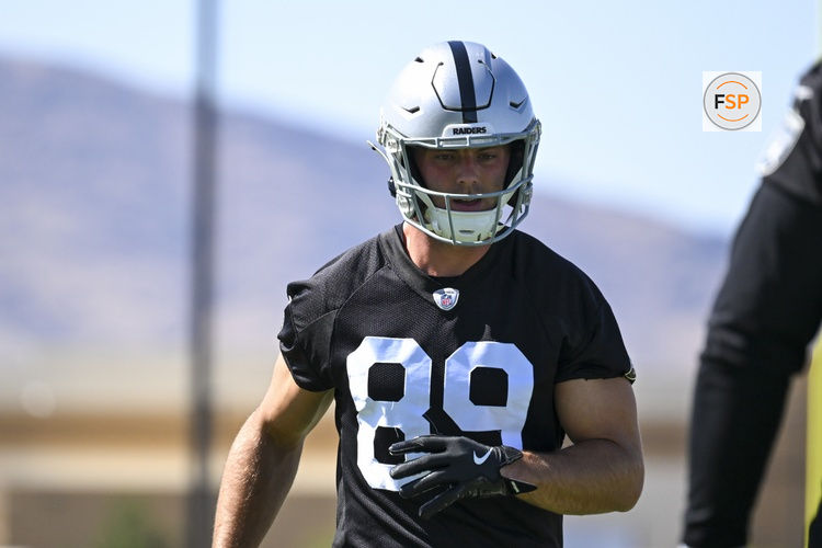 May 20, 2026; Henderson, NV, USA; Las Vegas Raiders tight end Brock Bowers (89) warms up during organized team activities at Intermountain Health Performance Center. Credit: Candice Ward-Imagn Images