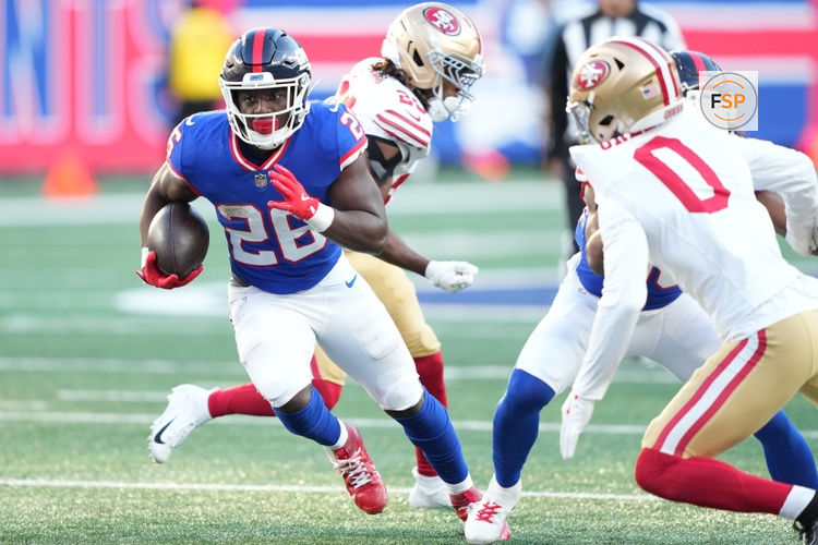 Nov 2, 2025; East Rutherford, New Jersey, USA; New York Giants running back Devin Singletary (26) carries the ball San Francisco 49ers during the second half at MetLife Stadium. Credit: Robert Deutsch-Imagn Images