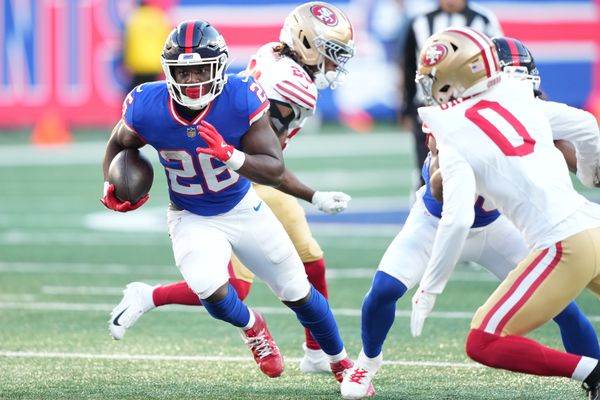 Nov 2, 2025; East Rutherford, New Jersey, USA; New York Giants running back Devin Singletary (26) carries the ball San Francisco 49ers during the second half at MetLife Stadium. Mandatory Credit: Robert Deutsch-Imagn Images