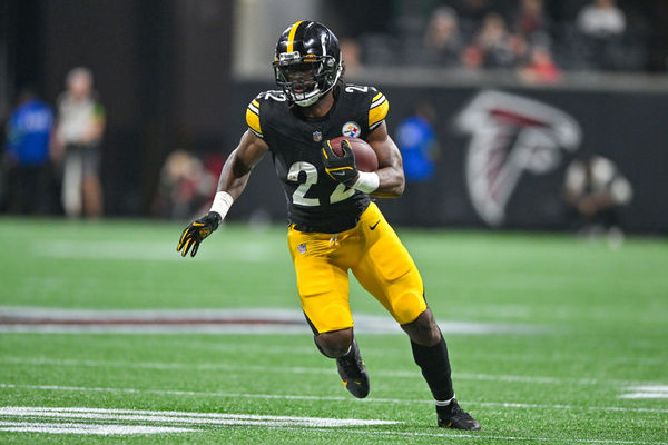 ATLANTA, GA – AUGUST 24:  Pittsburgh running back Najee Harris (22) runs the ball during the NFL game between the Pittsburgh Steelers and the Atlanta Falcons on August 24th, 2023 at Mercedes-Benz Stadium in Atlanta, GA.  (Photo by Rich von Biberstein/Icon Sportswire)