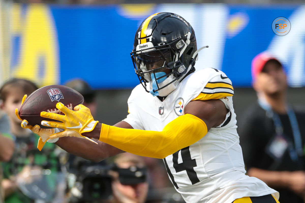 INGLEWOOD, CA - OCTOBER 22: Pittsburgh Steelers wide receiver George Pickens (14) catches a pass during the NFL game between the Pittsburgh Steelers and the Los Angeles Rams on October 22, 2023, at SoFi Stadium in Inglewood, CA. (Photo by Jevone Moore/Icon Sportswire)