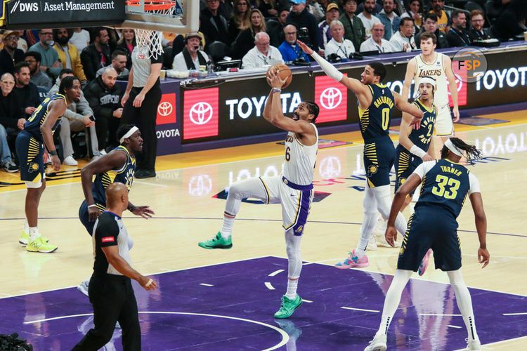 LOS ANGELES, CA - MARCH 24 : Los Angeles Lakers guard Spencer Dinwiddie (26) looks to dunk during the Indiana Pacers vs Los Angeles Lakers game on March 24, 2024, at Crypto.com Arena in Los Angeles, CA. (Photo by Jevone Moore/Icon Sportswire)