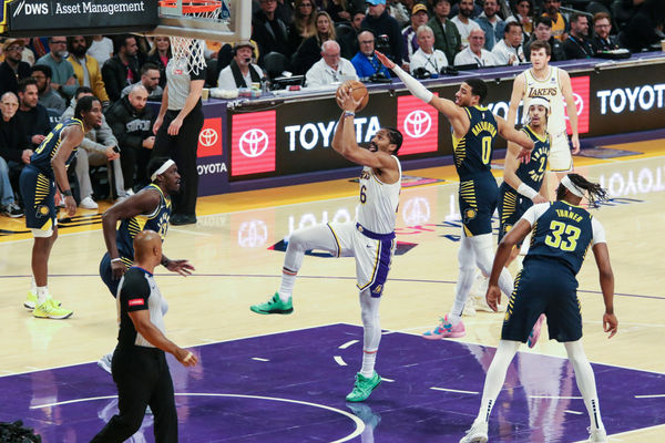 LOS ANGELES, CA - MARCH 24 : Los Angeles Lakers guard Spencer Dinwiddie (26) looks to dunk during the Indiana Pacers vs Los Angeles Lakers game on March 24, 2024, at Crypto.com Arena in Los Angeles, CA. (Photo by Jevone Moore/Icon Sportswire)