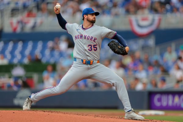 Apr 2, 2025; Miami, Florida, USA; New York Mets starting pitcher Clay Holmes (35) delivers a pitch against the Miami Marlins during the first inning at loanDepot Park. Mandatory Credit: Sam Navarro-Imagn Images