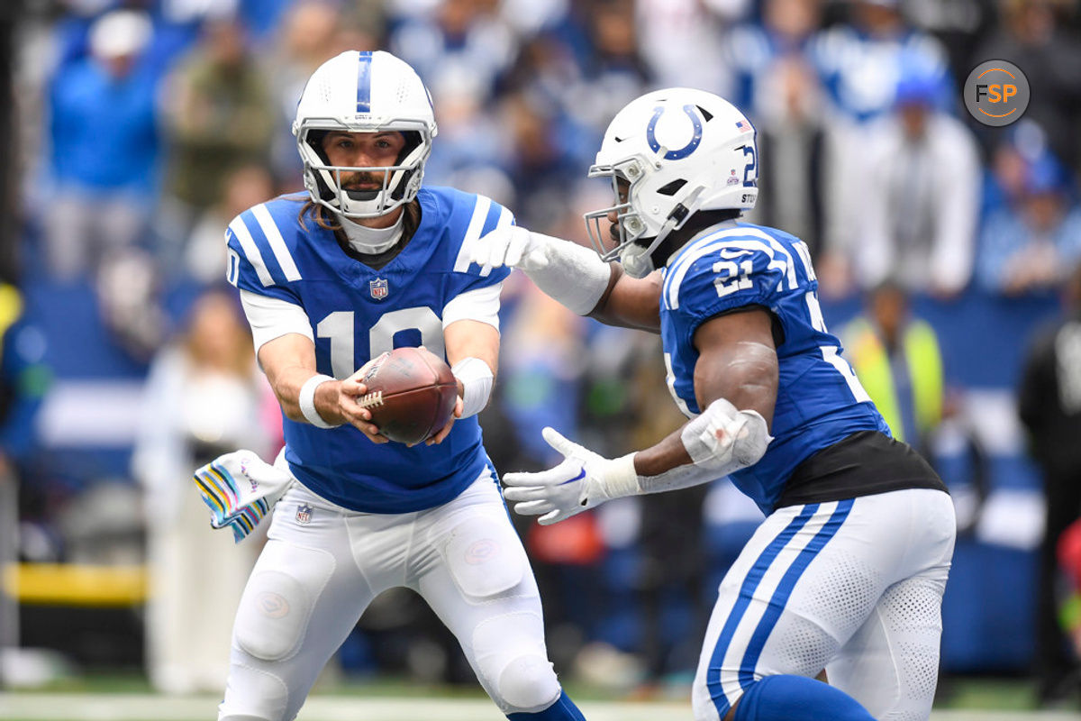 INDIANAPOLIS, IN - OCTOBER 08: Indianapolis Colts Quarterback Gardner Minshew (10) hands off to Indianapolis Colts Running Back Zack Moss (21) during the NFL game between the Tennessee Titans and the Indianapolis Colts on October 8, 2023, at Lucas Oil Stadium in Indianapolis, Indiana. (Photo by Michael Allio/Icon Sportswire)