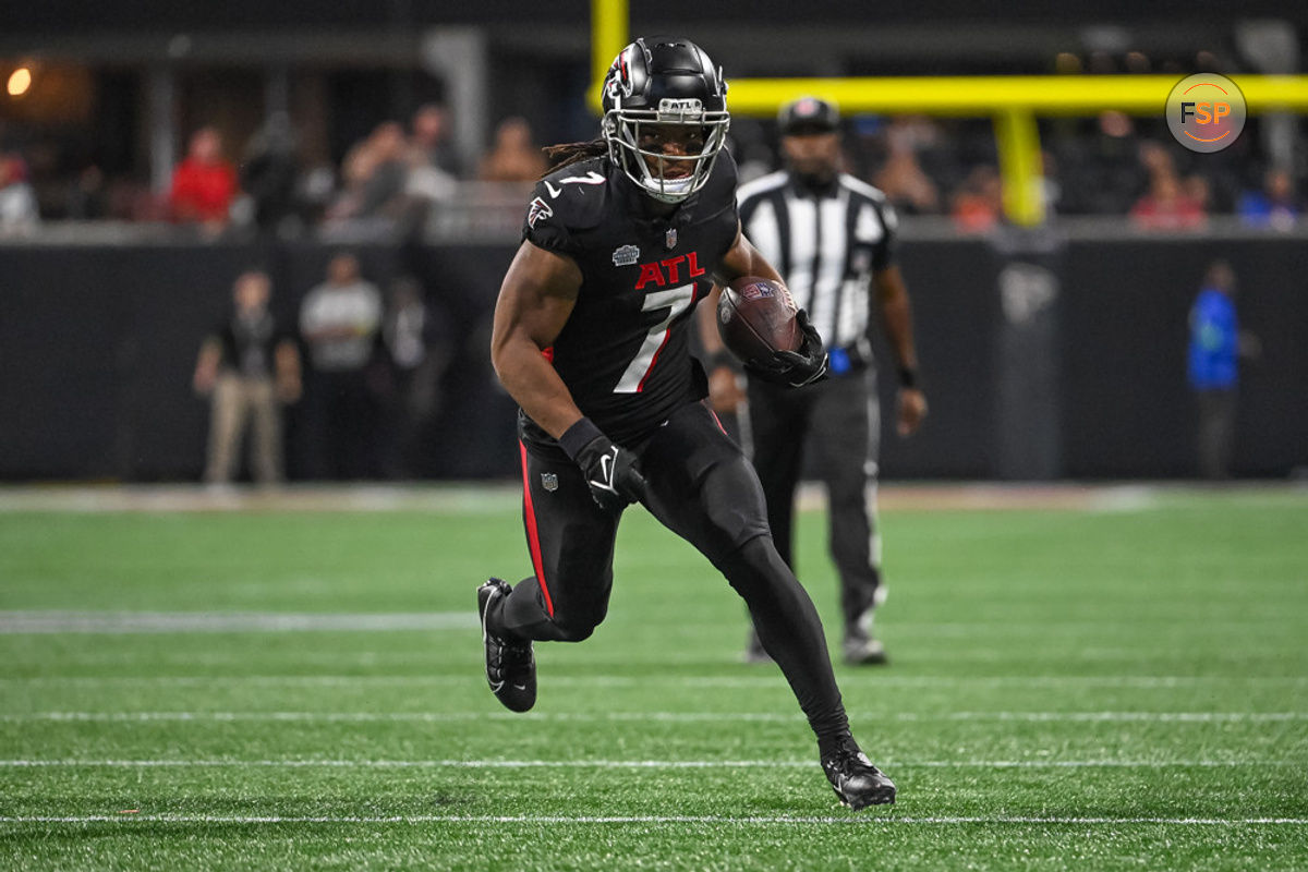 ATLANTA, GA - SEPTEMBER 10: Atlanta Falcons Running Back Bijan Robinson (7) during the NFL game between the Carolina Panthers and Atlanta Falcons on September 10, 2023 at Mercedes-Benz Stadium in Atlanta, GA. (Photo by John Adams/Icon Sportswire)