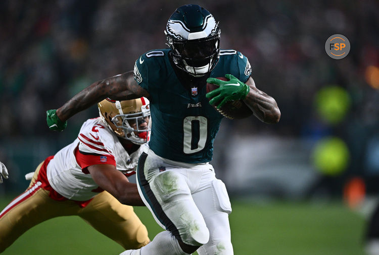 PHILADELPHIA, PA - DECEMBER 03: Philadelphia Eagles Running Back D'Andre Swift (0) carries the ball in the first half during the game between the San Francisco 49ers and Philadelphia Eagles on December 03, 2023 at Lincoln Financial Field in Philadelphia, PA. (Photo by Kyle Ross/Icon Sportswire)