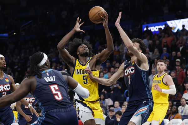 Jan 23, 2026; Oklahoma City, Oklahoma, USA; Indiana Pacers forward Jarace Walker (5) drives to the basket as Oklahoma City Thunder center/forward Chet Holmgren (7) defends during the second half at Paycom Center. Mandatory Credit: Alonzo Adams-Imagn Images