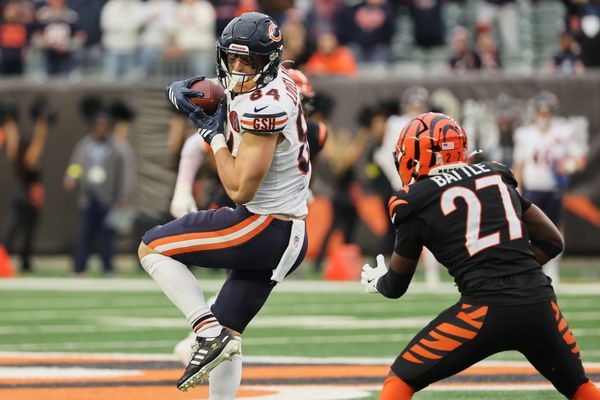 Nov 2, 2025; Cincinnati, Ohio, USA; Chicago Bears tight end Colston Loveland (84) catches a pass thrown by Caleb Williams (not pictured) against Cincinnati Bengals safety Jordan Battle (27) during the fourth quarter at Paycor Stadium. Mandatory Credit: Joseph Maiorana-Imagn Images