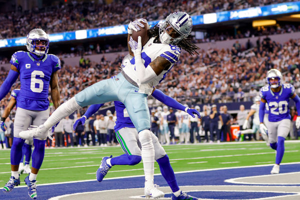 ARLINGTON, TX - NOVEMBER 30: Dallas Cowboys wide receiver CeeDee Lamb (88) catches a pass for a touchdown during the game between the Dallas Cowboys and the Seattle Seahawks on November 30, 2023 at AT&T Stadium in Arlington, Texas. (Photo by Matthew Pearce/Icon Sportswire)