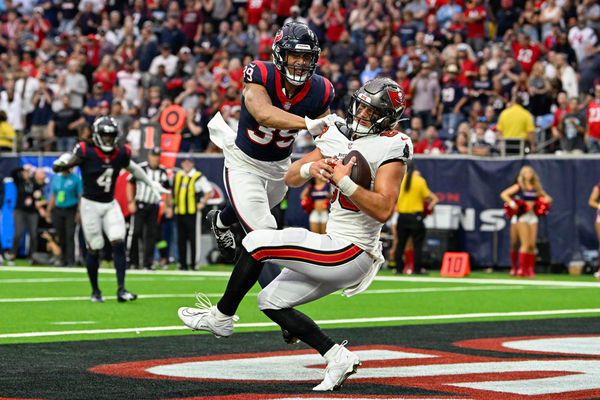 HOUSTON, TX - NOVEMBER 05: Tampa Bay Buccaneers tight end Cade Otton (88) hauls in a touchdown reception as Houston Texans linebacker Henry To'oTo'o (39) defends during the football game between the Tampa Bay Buccaneers and Houston Texans at NRG Stadium on November 5, 2023, in Houston, Texas. (Photo by Ken Murray/Icon Sportswire)