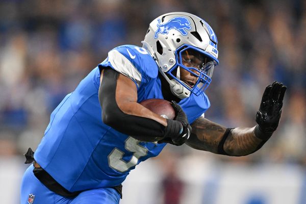 Sep 14, 2025; Detroit, Michigan, USA; Detroit Lions running back David Montgomery (5) carries the ball against the Chicago Bears during the second quarter of the game at Ford Field. Mandatory Credit: Lon Horwedel-Imagn Images