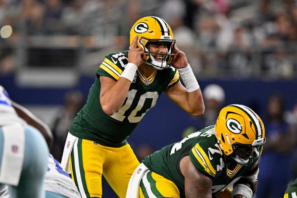 Sep 28, 2025; Arlington, Texas, USA; Green Bay Packers quarterback Jordan Love (10) looks to set the play during the game between the Dallas Cowboys and the Green Bay Packers at AT&T Stadium. Mandatory Credit: Jerome Miron-Imagn Images