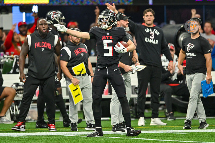 ATLANTA, GA – JANUARY 08:  Atlanta wide receiver Drake London (5) reacts after gaining a first down during the NFL game between the Tampa Bay Buccaneers and the Atlanta Falcons on January 8th, 2023 at Mercedes-Benz Stadium in Atlanta, GA.  (Photo by Rich von Biberstein/Icon Sportswire)