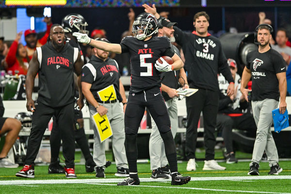 ATLANTA, GA – JANUARY 08:  Atlanta wide receiver Drake London (5) reacts after gaining a first down during the NFL game between the Tampa Bay Buccaneers and the Atlanta Falcons on January 8th, 2023 at Mercedes-Benz Stadium in Atlanta, GA.  (Photo by Rich von Biberstein/Icon Sportswire)