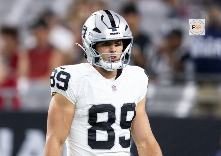 Aug 23, 2025; Glendale, Arizona, USA; Las Vegas Raiders tight end Brock Bowers (89) against the Arizona Cardinals during a preseason NFL game at State Farm Stadium. Credit: Mark J. Rebilas-Imagn Images