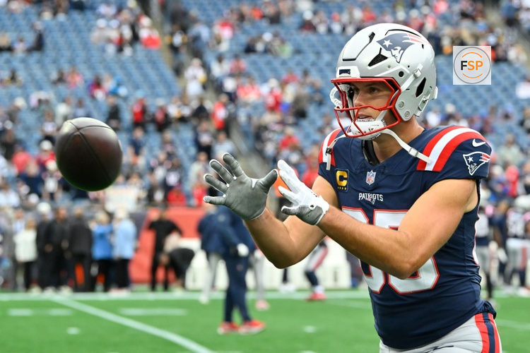 September 20, 2026; Foxborough, Massachusetts, USA; New England Patriots tight end Hunter Henry (85) warms up before a game against the Pittsburgh Steelers at Gillette Stadium. Credit: Eric Canha-Imagn Images