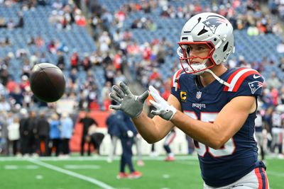 September 20, 2026; Foxborough, Massachusetts, USA; New England Patriots tight end Hunter Henry (85) warms up before a game against the Pittsburgh Steelers at Gillette Stadium. Mandatory Credit: Eric Canha-Imagn Images