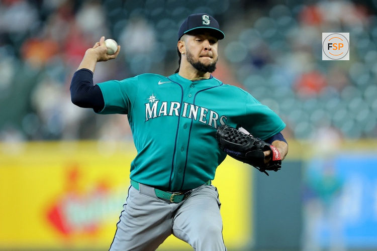 May 14, 2026; Houston, Texas, USA; Seattle Mariners pitcher Luis Castillo (58) delivers a pitch against the Houston Astros during the first inning at Daikin Park. Credit: Erik Williams-Imagn Images