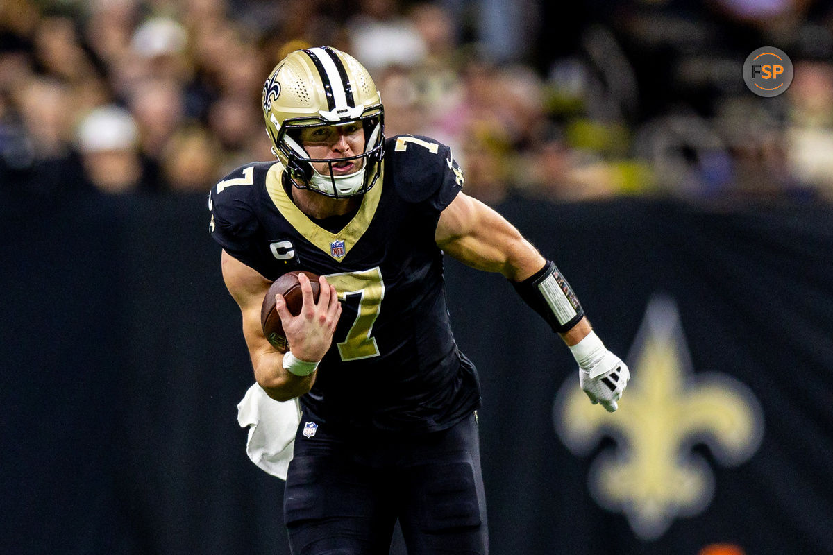 Nov 17, 2024; New Orleans, Louisiana, USA;  New Orleans Saints tight end Taysom Hill (7) runs after a catch against the Cleveland Browns during the first half at Caesars Superdome. Credit: Stephen Lew-Imagn Images