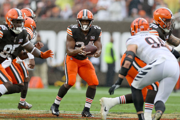 CLEVELAND, OH - SEPTEMBER 10: Cleveland Browns running back Nick Chubb (24) takes a direct snap during first quarter of the National Football League game between the Cincinnati Bengals and Cleveland Browns on September 10, 2023, at Cleveland Browns Stadium in Cleveland, OH. (Photo by Frank Jansky/Icon Sportswire)