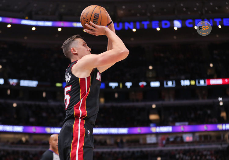 CHICAGO, IL - NOVEMBER 20: Duncan Robinson #55 of the Miami Heat shoots a 3-point basket against the Chicago Bulls during the first half at the United Center on November 20, 2023 in Chicago, Illinois. (Photo by Melissa Tamez/Icon Sportswire)