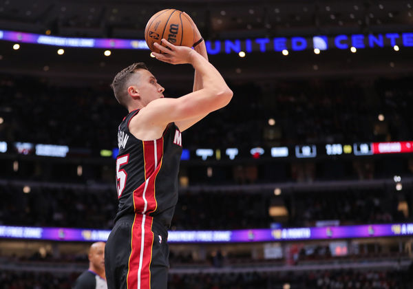 CHICAGO, IL - NOVEMBER 20: Duncan Robinson #55 of the Miami Heat shoots a 3-point basket against the Chicago Bulls during the first half at the United Center on November 20, 2023 in Chicago, Illinois. (Photo by Melissa Tamez/Icon Sportswire)