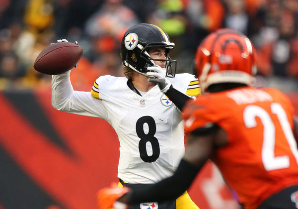 CINCINNATI, OH - NOVEMBER 26: Pittsburgh Steelers quarterback Kenny Pickett (8) in a game between the Pittsburgh Steelers and the Cincinnati Bengals at Paycor Stadium on Sunday, November. 26, 2023. (Photo by Jeff Moreland/Icon Sportswire)