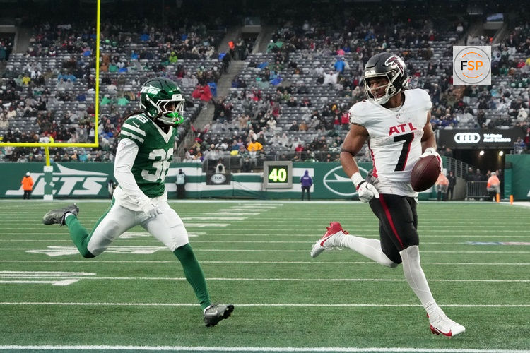 Nov 30, 2025; East Rutherford, New Jersey, USA; Atlanta Falcons running back Bijan Robinson (7) rushes for a touchdown against New York Jets cornerback Ja'Sir Taylor (36) during the first half at MetLife Stadium. Credit: Robert Deutsch-Imagn Images