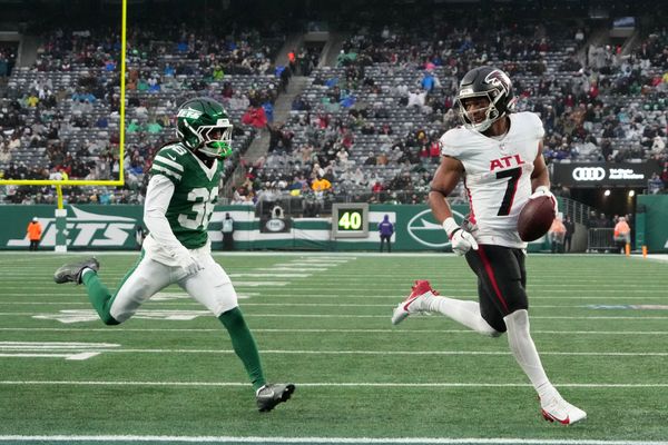 Nov 30, 2025; East Rutherford, New Jersey, USA; Atlanta Falcons running back Bijan Robinson (7) rushes for a touchdown against New York Jets cornerback Ja'Sir Taylor (36) during the first half at MetLife Stadium. Mandatory Credit: Robert Deutsch-Imagn Images