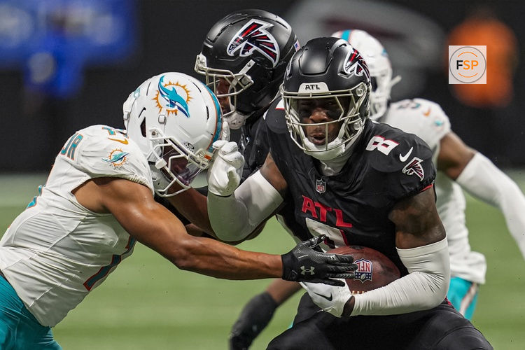 Oct 26, 2025; Atlanta, Georgia, USA; Atlanta Falcons tight end Kyle Pitts Sr. (8) runs against Miami Dolphins safety Dante Trader Jr. (11) during the second half at Mercedes-Benz Stadium. Credit: Dale Zanine-Imagn Images
