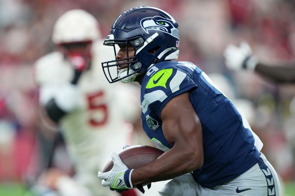Sep 25, 2025; Glendale, Arizona, USA;  Seattle Seahawks running back Kenneth Walker III (9) runs the ball against the Arizona Cardinals in the first quarter at State Farm Stadium. Mandatory Credit: Joe Camporeale-Imagn Images