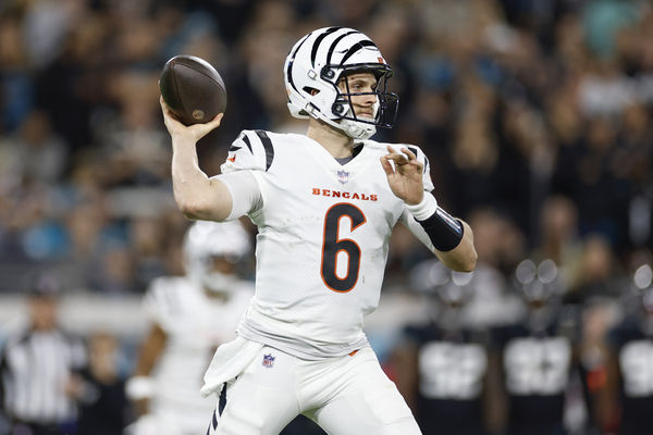 JACKSONVILLE, FL - DECEMBER 04: Cincinnati Bengals quarterback Jake Browning (6) throws a pass during the game between the Jacksonville Jaguars and the Cincinnati Bengals on December 4, 2023 at EverBank Stadium in Jacksonville, Fl. (Photo by David Rosenblum/Icon Sportswire)