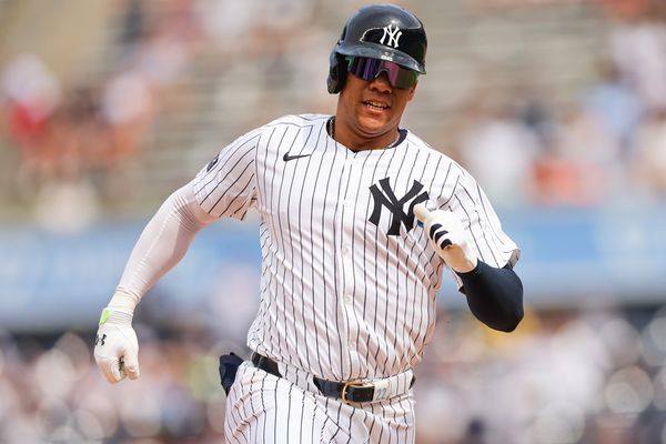 BRONX, NY - JULY 20: New York Yankees outfielder Juan Soto (22) runs to third base during a game between the Tampa Bay Rays and the New York Yankees on July 20, 2024 at Yankee Stadium in the Bronx, New York. (Photo by Andrew Mordzynski/Icon Sportswire)