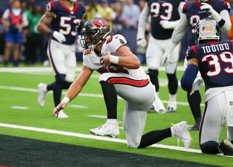 HOUSTON, TX - NOVEMBER 05:  Tampa Bay Buccaneers tight end Cade Otton (88) scores a touchdown in the first quarter during the NFL game between the Tampa Bay Buccaneers and Houston Texans on November 5, 2023 at NRG Stadium in Houston, Texas.  (Photo by Leslie Plaza Johnson/Icon Sportswire)