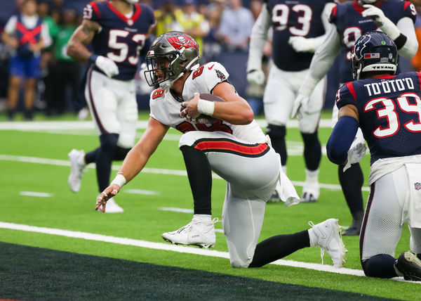 HOUSTON, TX - NOVEMBER 05:  Tampa Bay Buccaneers tight end Cade Otton (88) scores a touchdown in the first quarter during the NFL game between the Tampa Bay Buccaneers and Houston Texans on November 5, 2023 at NRG Stadium in Houston, Texas.  (Photo by Leslie Plaza Johnson/Icon Sportswire)