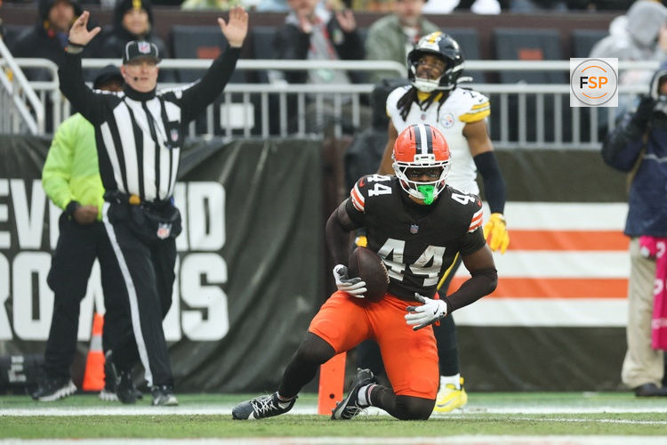 Dec 28, 2025; Cleveland, Ohio, USA; Cleveland Browns tight end Harold Fannin Jr. (44) catches the ball for a touchdown in the first quarter against the Pittsburgh Steelers at Huntington Bank Field. Credit: Scott Galvin-Imagn Images