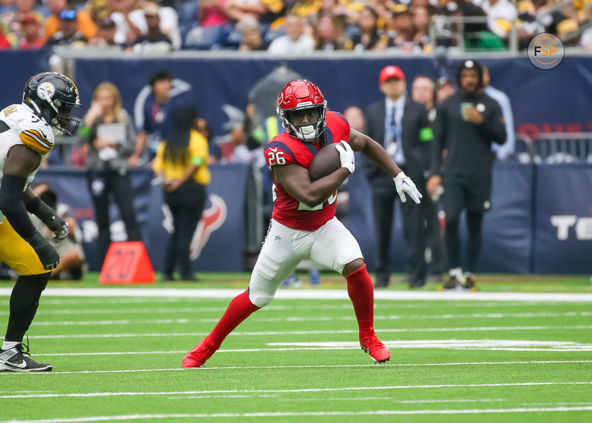 HOUSTON, TX - OCTOBER 01:  Houston Texans running back Devin Singletary (26) carries the ball in the second quarter during the NFL game between the Pittsburgh Steelers and Houston Texans on October 1, 2023 at NRG Stadium in Houston, Texas.  (Photo by Leslie Plaza Johnson/Icon Sportswire)