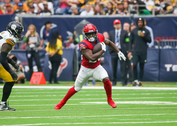 HOUSTON, TX - OCTOBER 01:  Houston Texans running back Devin Singletary (26) carries the ball in the second quarter during the NFL game between the Pittsburgh Steelers and Houston Texans on October 1, 2023 at NRG Stadium in Houston, Texas.  (Photo by Leslie Plaza Johnson/Icon Sportswire)