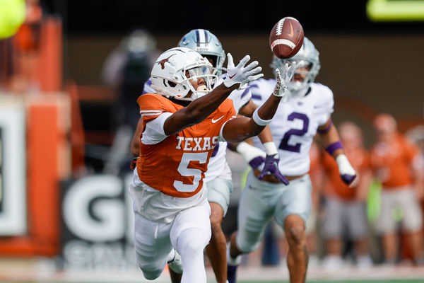 AUSTIN, TX - NOVEMBER 04: Texas Longhorns wide receiver Adonai Mitchell (5) stetches out and makes a catch for a first down during the game between the Texas Longhorns and the Kansas State Wildcats on November 4, 2023 at Darrell K Royal -Texas Memorial Stadium in Austin, Texas. (Photo by Matthew Pearce/Icon Sportswire)