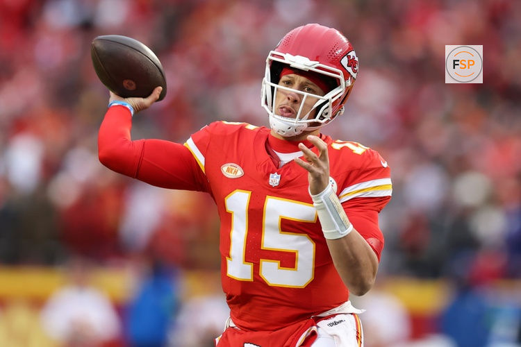 KANSAS CITY, MO - DECEMBER 31: Kansas City Chiefs quarterback Patrick Mahomes (15) throws an 8-yard touchdown pass to running back Isiah Pacheco (10) in the first quarter of an NFL game between the Cincinnati Bengals and Kansas City Chiefs on Dec 31, 2023 at GEHA Field at Arrowhead Stadium in Kansas City, MO. (Photo by Scott Winters/Icon Sportswire)