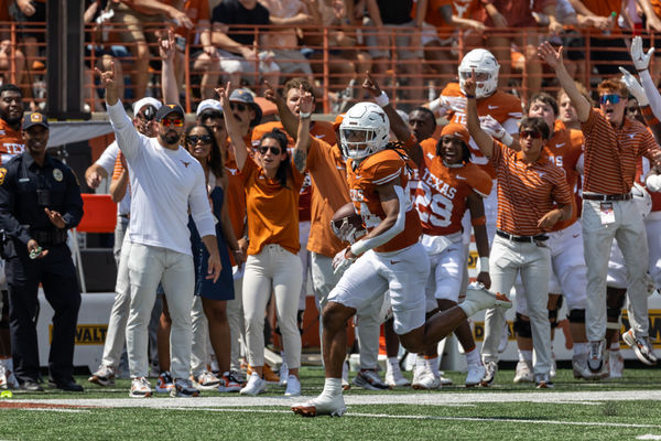 AUSTIN, TX - SEPTEMBER 02: Texas Longhorns running back Jonathon Brooks (24) races up the sidelines for a touchdown as players and fans on the sideline hold up their arms during the college football game between Texas Longhorns and Rice Owls on September 2, 2023, at Darrell K Royal-Texas Memorial Stadium in Austin, TX.  (Photo by David Buono/Icon Sportswire)