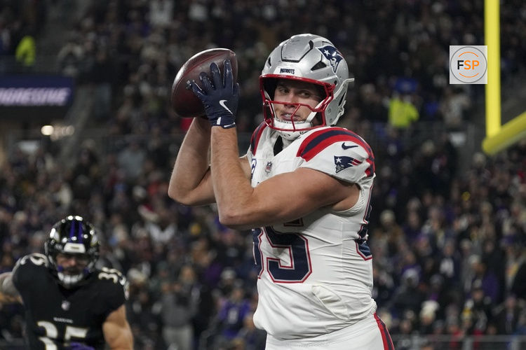 Dec 21, 2025; Baltimore, Maryland, USA;  New England Patriots tight end Hunter Henry (85) makes a touchdown catch against the Baltimore Ravens during the first half of the game at M&T Bank Stadium. Credit: James Lang-Imagn Images