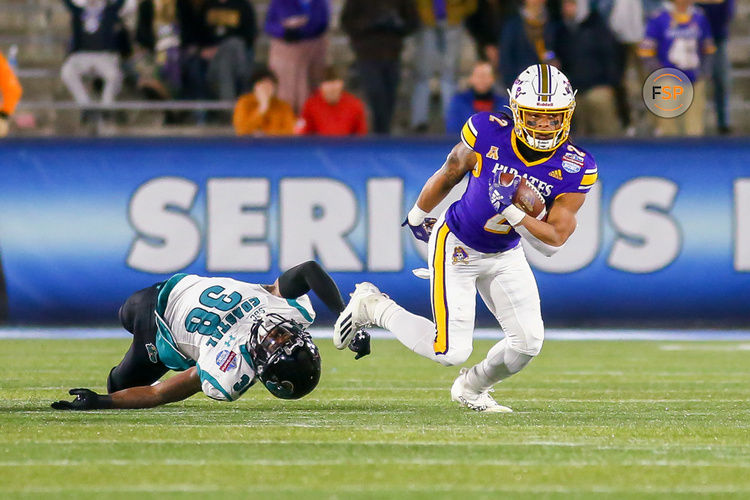 BIRMINGHAM, AL - DECEMBER 27: East Carolina Pirates running back Keaton Mitchell (2) runs during the TicketSmarter Birmingham Bowl between the East Carolina Pirates and the Coastal Carolina Chanticleers at Protective Stadium in Birmingham, AL on December 27, 2022. (Photo by Chris McDill/Icon Sportswire)