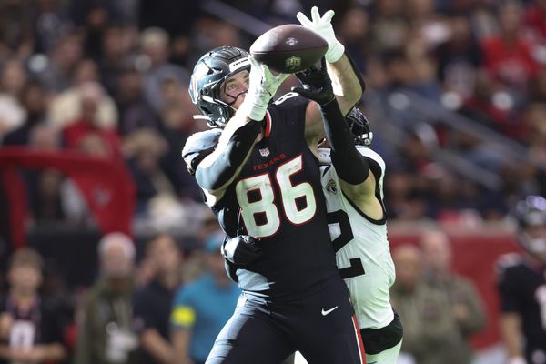Nov 9, 2025; Houston, Texas, USA; Houston Texans tight end Dalton Schultz (86) attempts to make a recption as Jacksonville Jaguars safety Andrew Wingard (42) defends during the fourth quarter at NRG Stadium. Mandatory Credit: Troy Taormina-Imagn Images